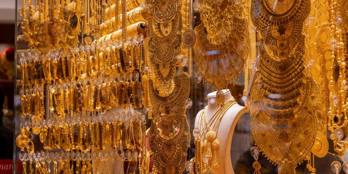 Dubai Souks & Modern Malls: A Guide to Unique Retail Experiences