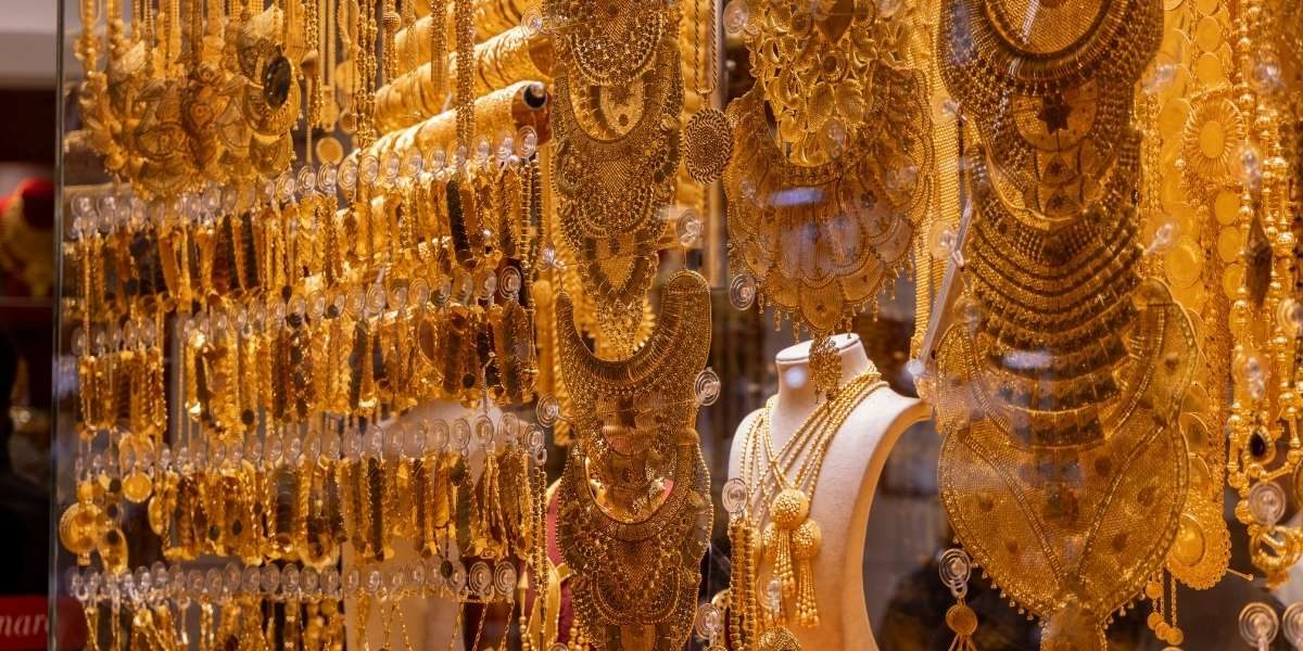 Dubai Souks & Modern Malls: A Guide to Unique Retail Experiences